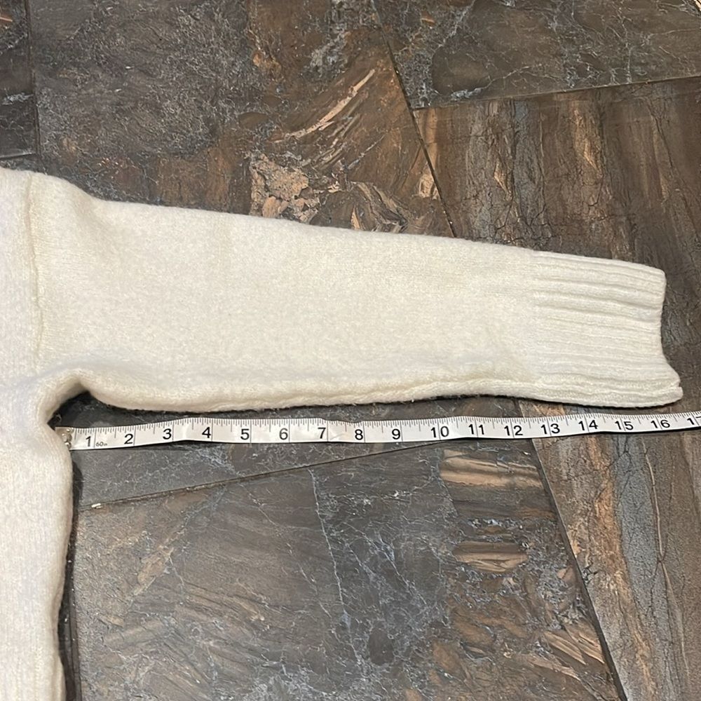 RD Style Black/White V-Neck Sweater in black & white, Size Medium - Picture 14 of 15